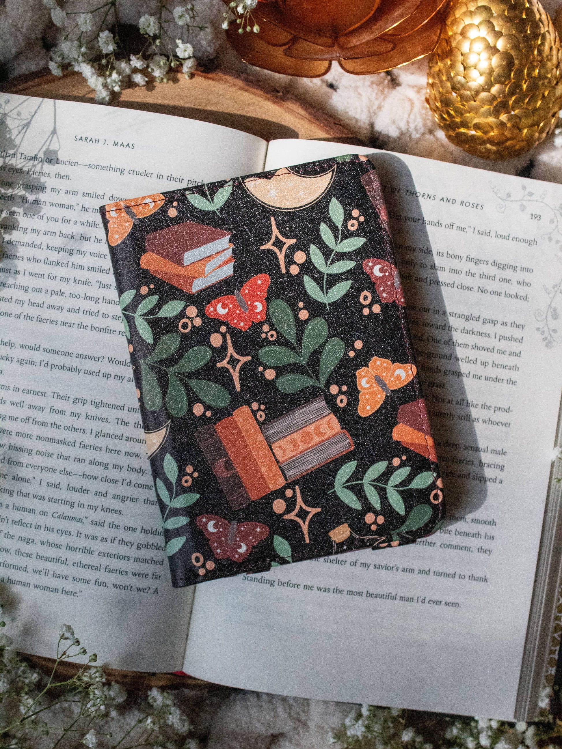 Kindle Case | Burgundy Books : Paperwhite 11/12th Gen - Right Strap