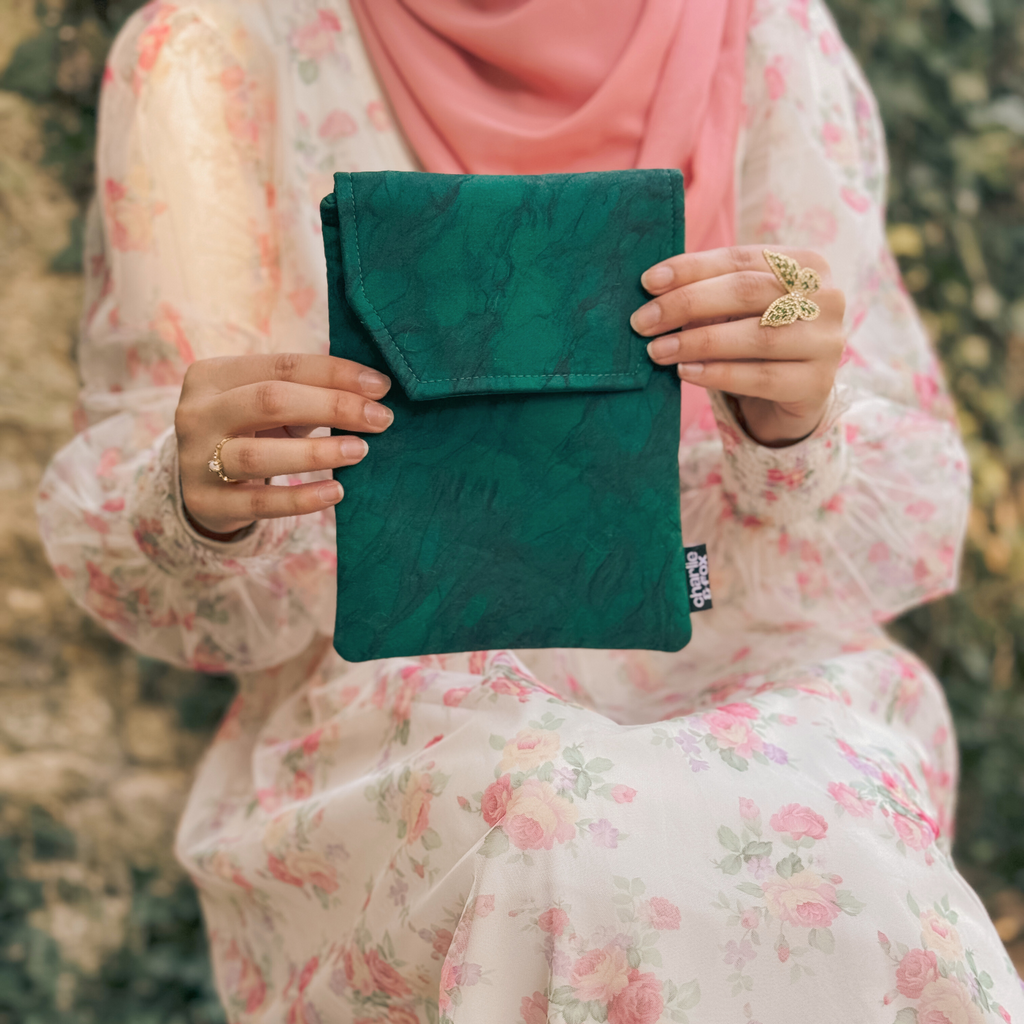 Charlie and Fox E-Reader Sleeve - Emerald Green