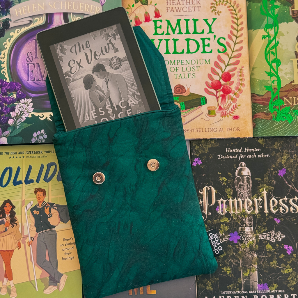 Charlie and Fox E-Reader Sleeve - Emerald Green